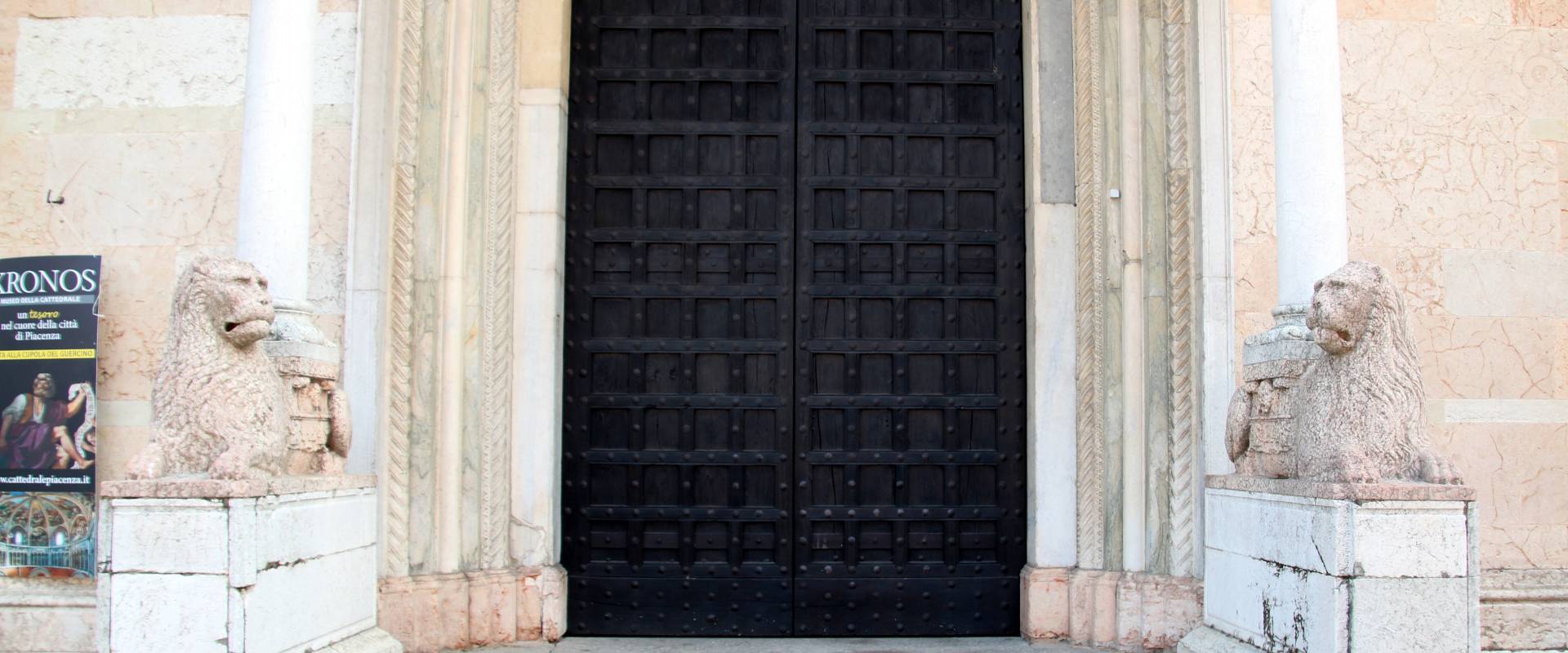 Duomo (Piacenza), portale centrale, leoni stilofori 02 foto di Mongolo1984